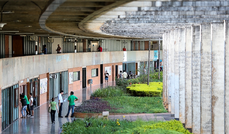 Bolsonaro bloqueia R$ 244 milhões em verbas das universidades