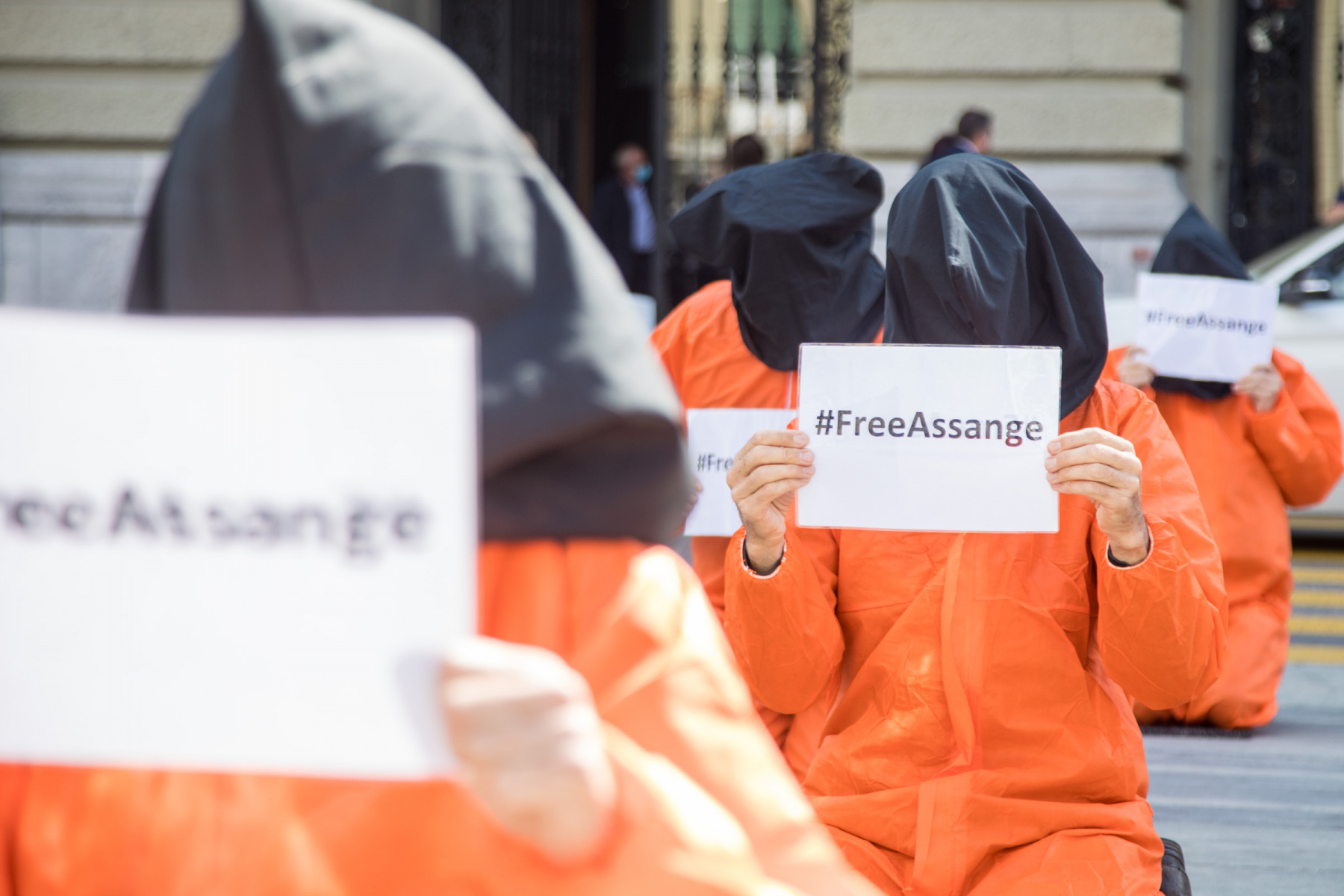 Debatedores pedem a libertação do jornalista Julian Assange