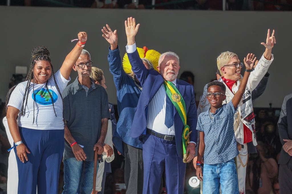 Lula sobe a rampa com o povo para unir e reconstruir o Brasil