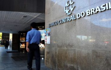 Atual taxa de juros paralisa e traz prejuízos à economia do Brasil