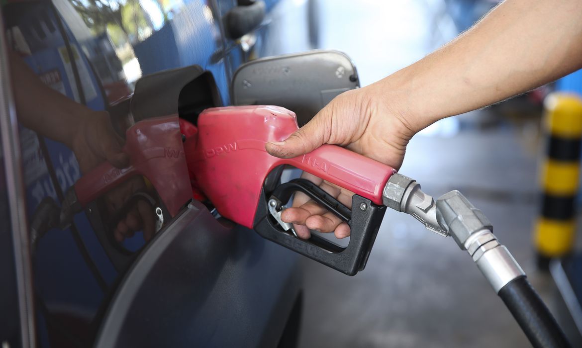 Após redução do diesel, Petrobras estuda baixar preço da gasolina