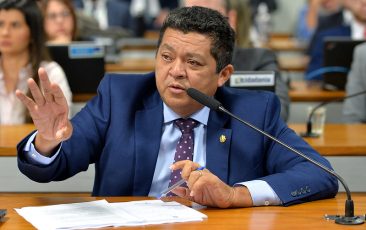 Senador rebate críticas de ex-ministro a ONGs amazônicas