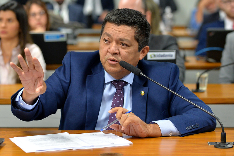 Senador rebate críticas de ex-ministro a ONGs amazônicas