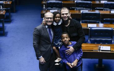 senador Fabiano Contarato e família
