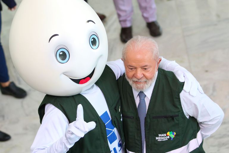 Novo Mais Médicos “veio para ficar”, garante Lula ao sancionar lei