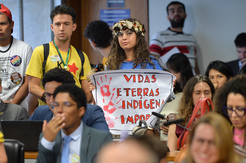 Contra o voto do PT, retrocesso do marco temporal para terras indígenas avança no Senado
