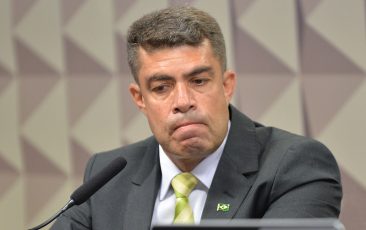 Ex-assessor de Bolsonaro se enrola todo e não consegue explicar transações milionárias