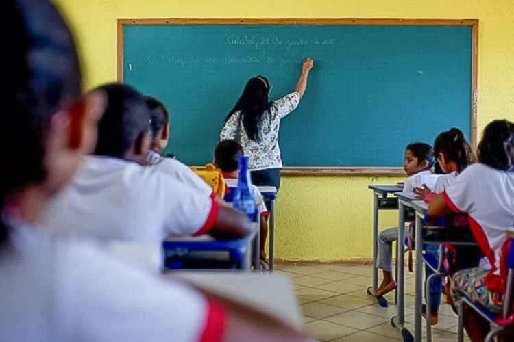 Governo Lula prioriza valorização e formação de professores