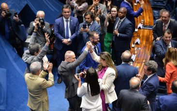 Dia histórico: Senado aprova primeira reforma tributária do regime democrático