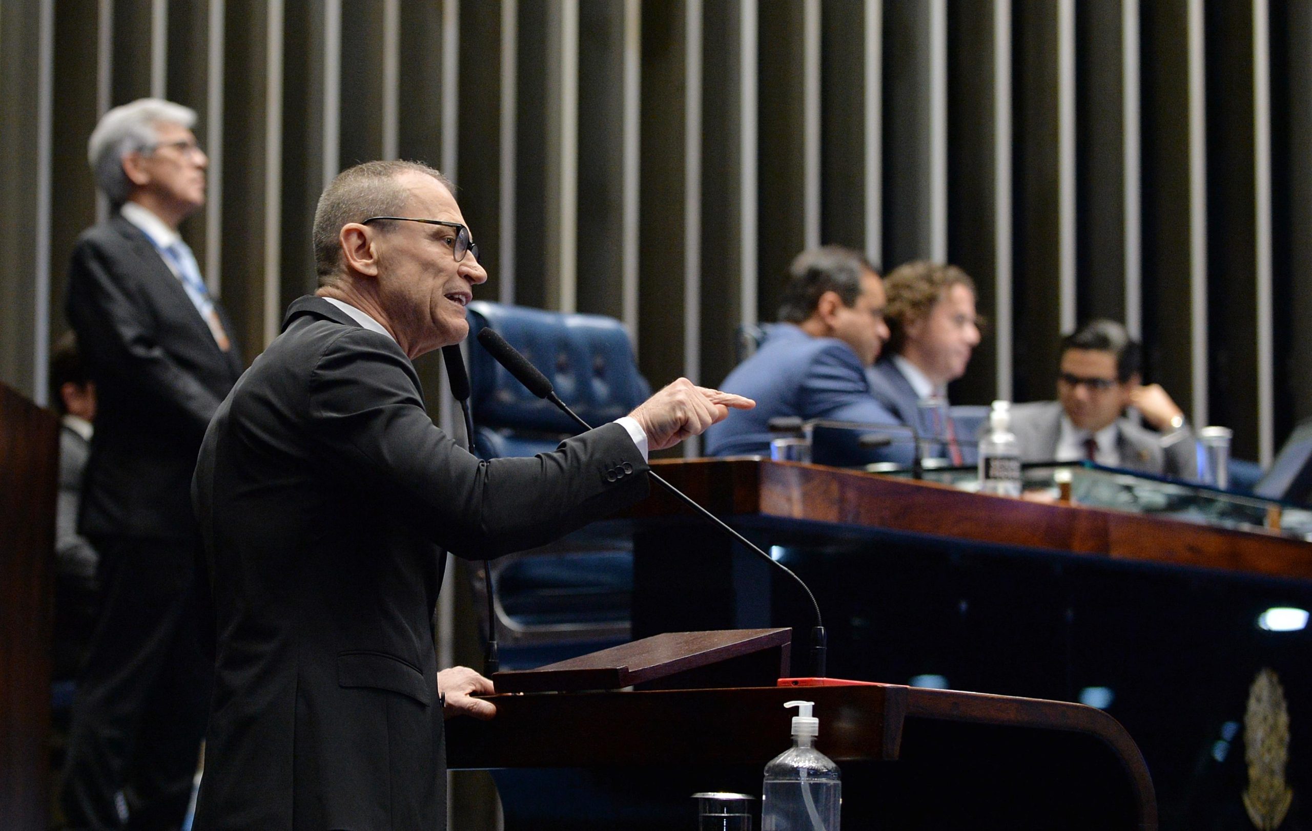 Senado aprova regulamentação do uso de agrotóxicos no Brasil