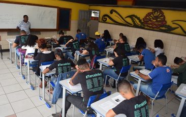 Governo Lula cria fundo de R$ 20 bi para manter estudantes de baixa renda no Ensino Médio