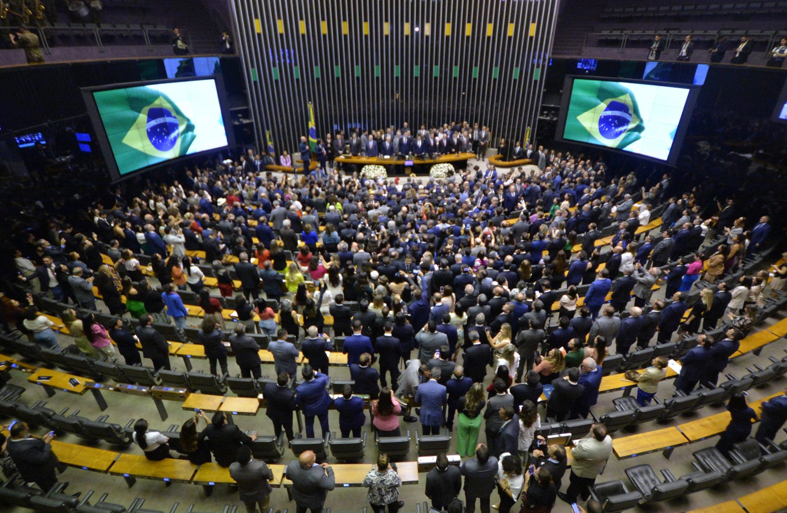 Com Lula ovacionado, Congresso promulga reforma tributária histórica 