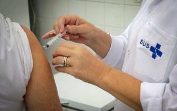 Governo Lula reforça vacinação e monitora novas variantes da Covid-19