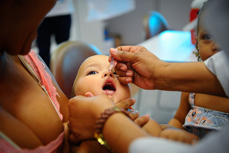 Após 7 anos de queda, meta de cobertura vacinal infantil volta a crescer em todo o país