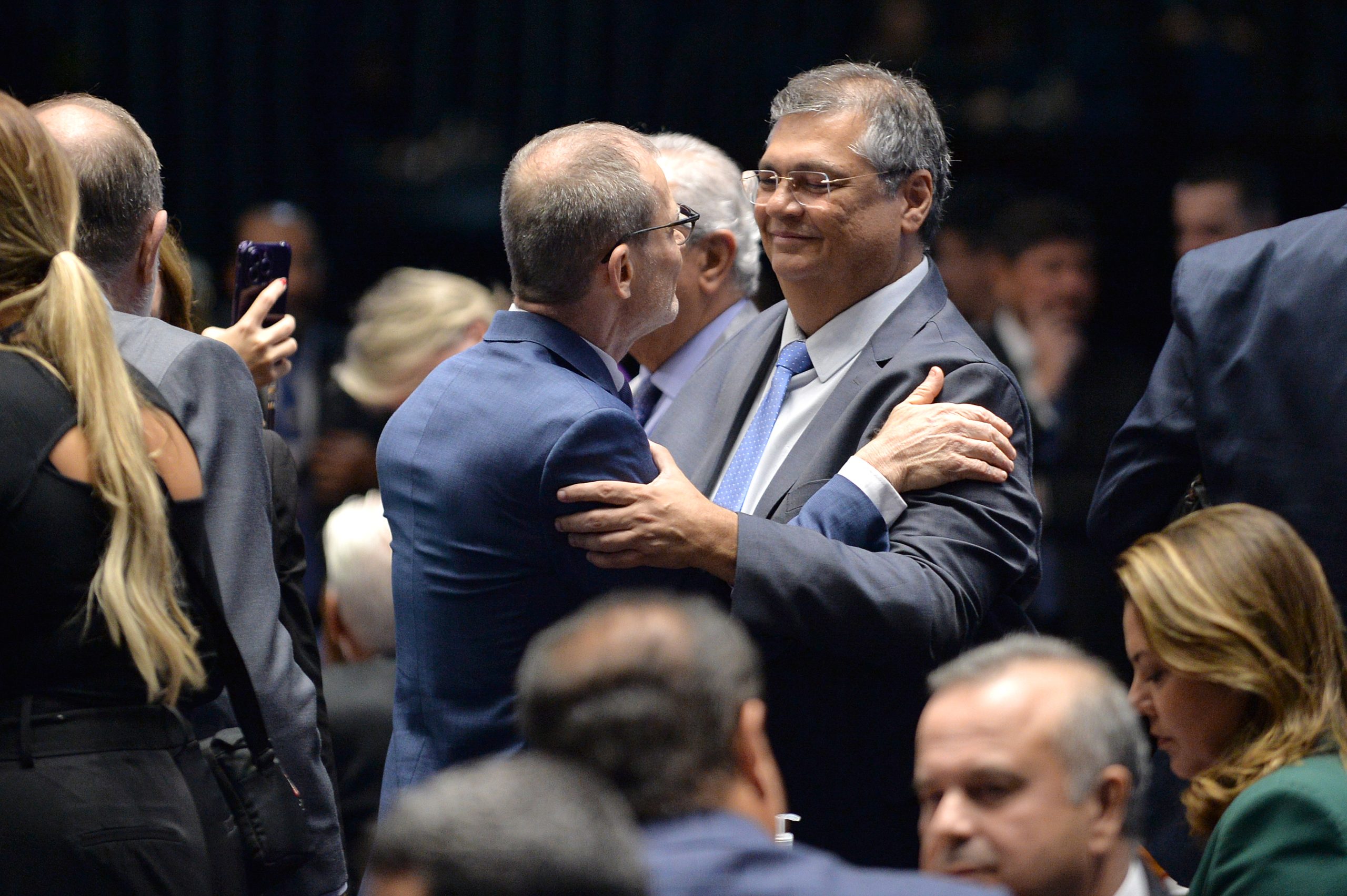 Não há bom caminho para o Brasil fora da política, alerta Dino em despedida do Senado