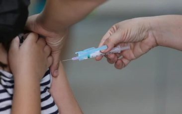 Bolsonaristas antivacinas tentam impedir, mas programa de imunização nas escolas vai ao plenário