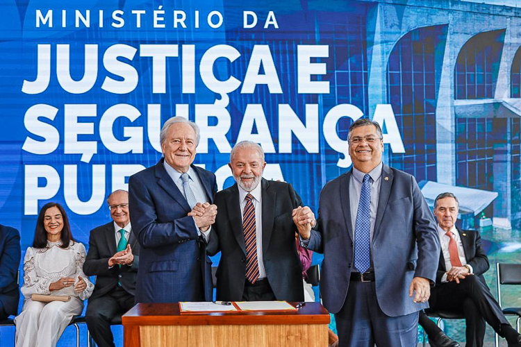 Lula faz alerta sobre “indústria multinacional do crime”