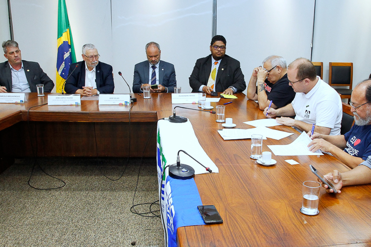Governo Lula garante reajuste salarial para entidade de docentes federais