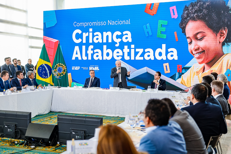 “Faz o L”: Lula recupera alfabetização nacional; índice sobe de 36% para 56%