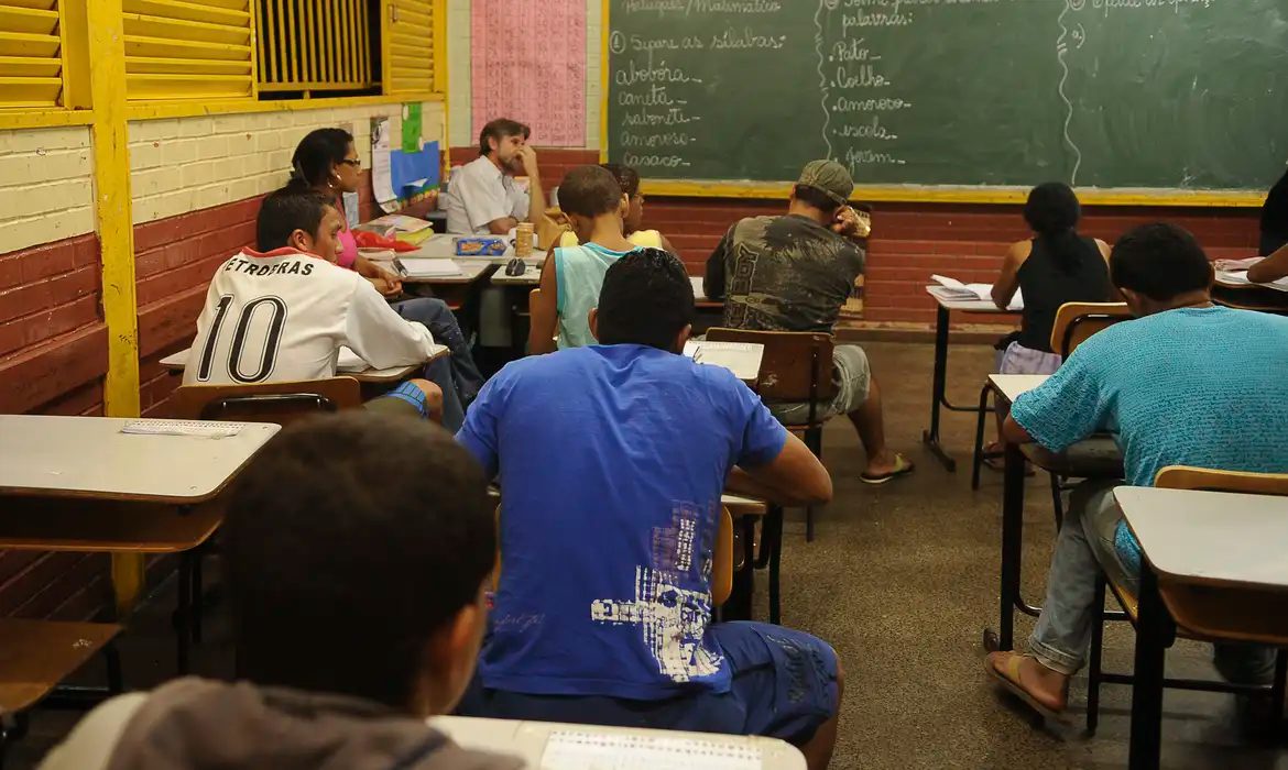 Câmara conclui votação da reforma do ensino médio; senadores criticam mudanças 