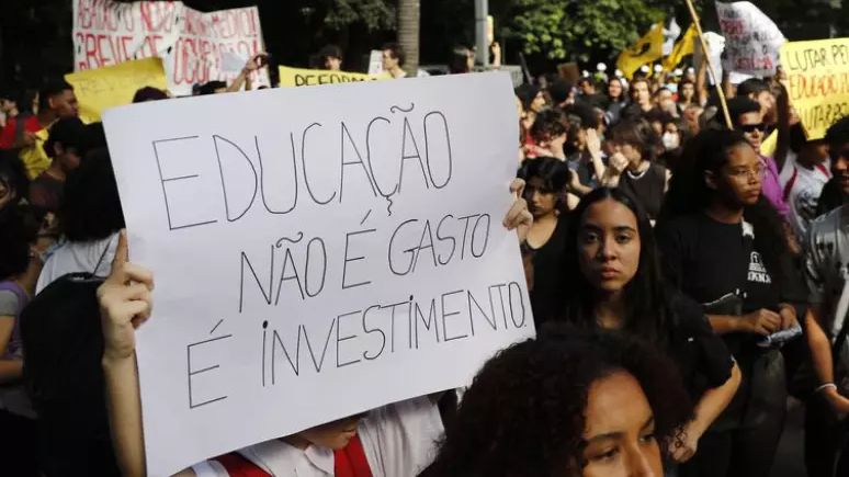 Segunda edição de revista do PT no Senado trata de avanços e retrocessos na educação