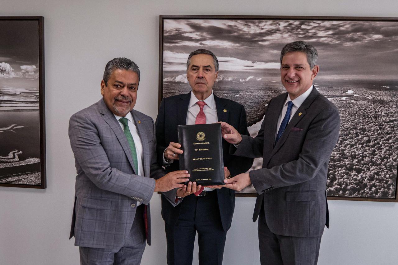 Rogério Carvalho entrega relatório da CPI da Braskem ao ministro Barroso