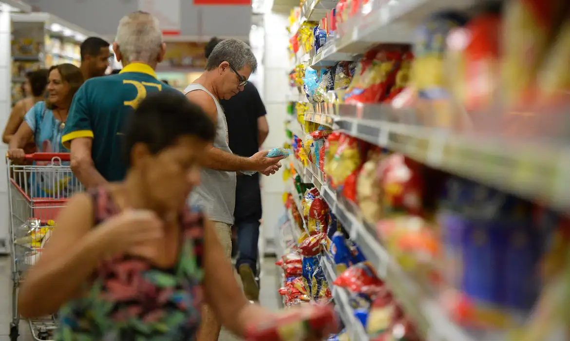 País registra queda de preços em agosto, e inflação recua 0,02%; senadores festejam