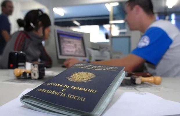 Senadores do PT comemoram nova queda da taxa de desemprego