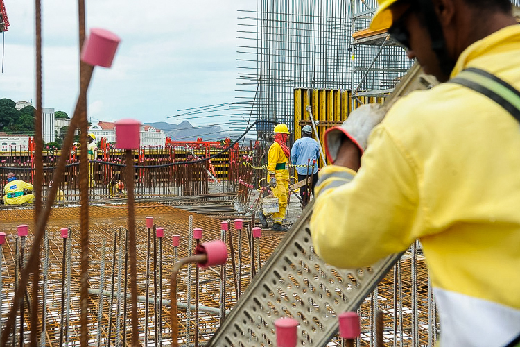 Confiança do setor da construção atinge 54,5 pontos em outubro, 2ª maior do ano