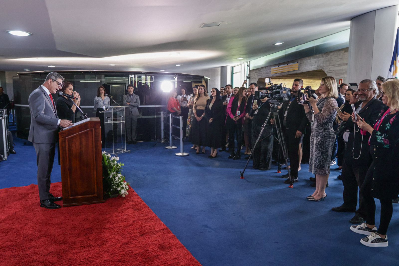 Rogério celebra lançamento de exposição no Senado e ressalta importância para o Brasil