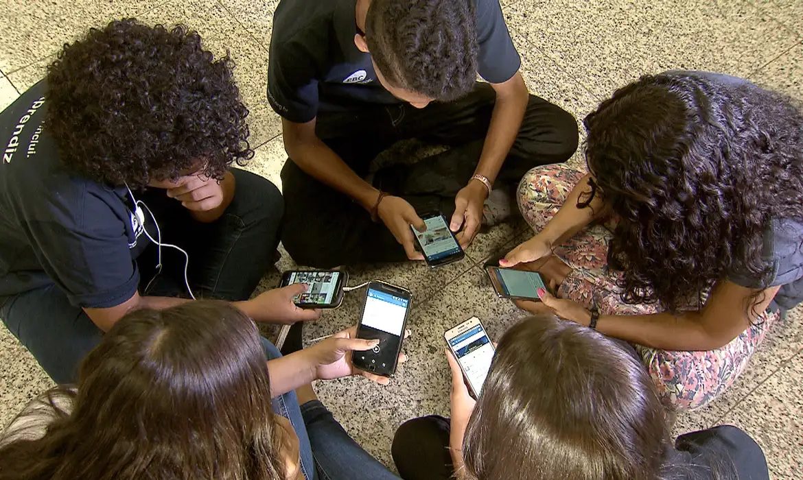 Presidente Lula sanciona lei que proíbe uso de celulares em escolas