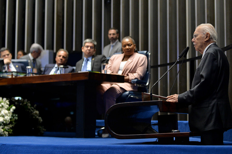 Presidente da redemocratização, José Sarney é homenageado no Senado