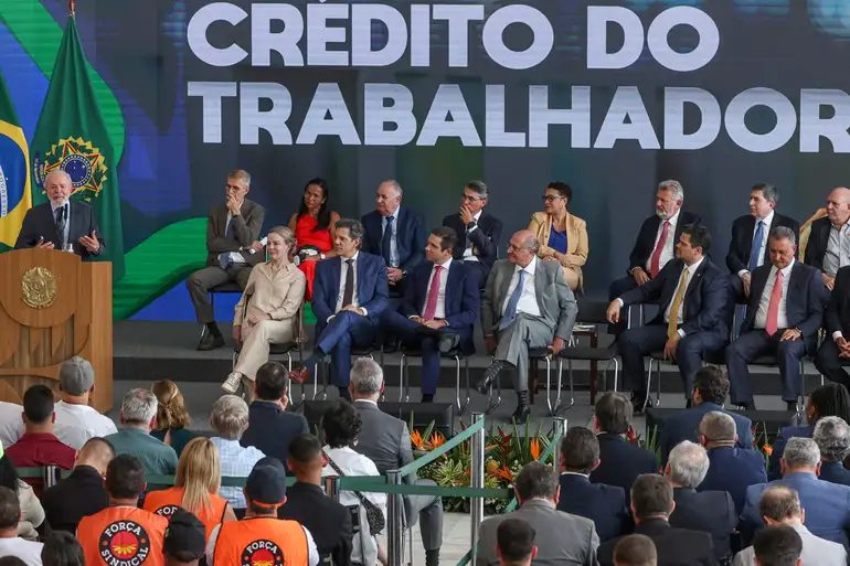 Lula acerta ao ampliar oferta de crédito para trabalhadores, avaliam senadores