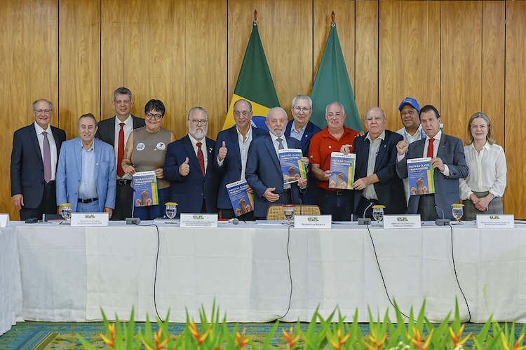 Lula recebe pauta das centrais por um Brasil mais justo na semana do 1º de Maio