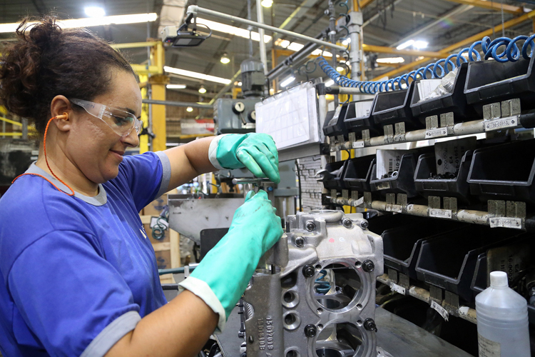 Brasil cria 654 mil empregos com carteira assinada no trimestre