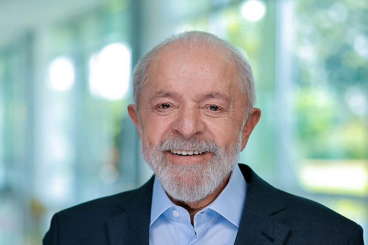 Lula celebra 3,8 milhões de empregos e propõe debate sobre fim da escala 6×1