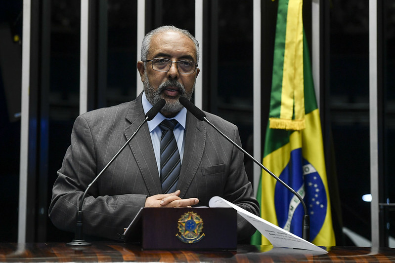 Paim defende assinatura presencial para empréstimos a aposentados do INSS