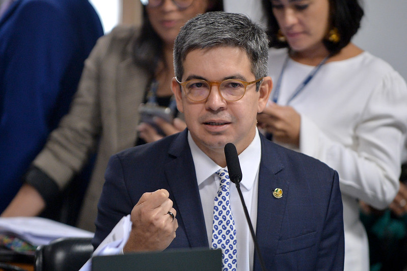 Comissão aprova prisão e multa para venda de cigarro eletrônico a menores