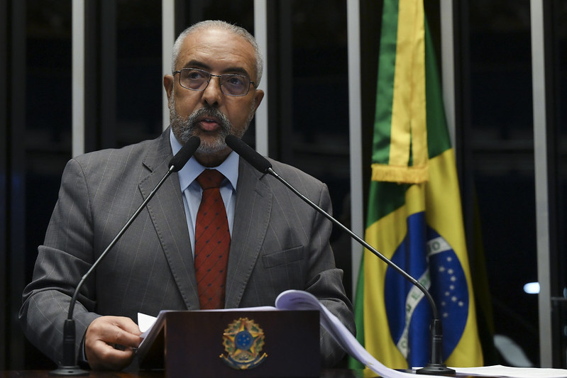 Paim critica pejotização e alerta para ameaça aos direitos trabalhistas