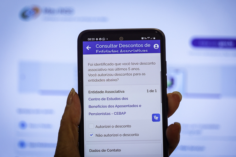 Aposentados e pensionistas começam a receber devolução de descontos de abril