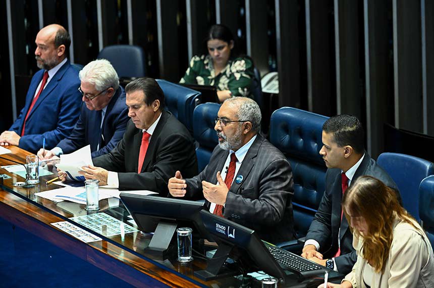 Para marcar o 1º de maio, Plenário debateu desafios do mundo do trabalho