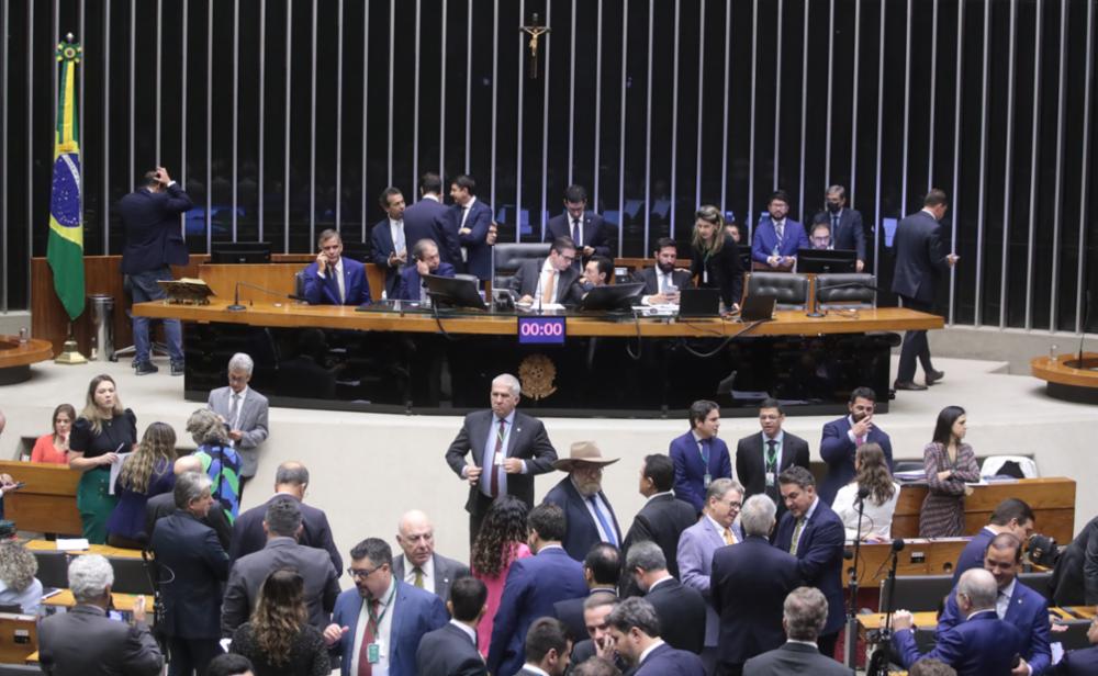 Senadores criticam decisão da Câmara que objetiva livrar golpistas da prisão
