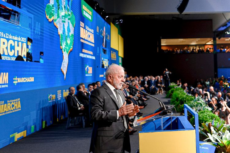 Com prefeitos e prefeitas, Lula defende diálogo para ampliar pacto federativo