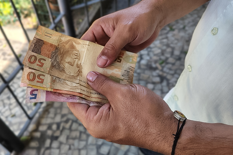 Desigualdade despenca e renda média atinge maior valor da história