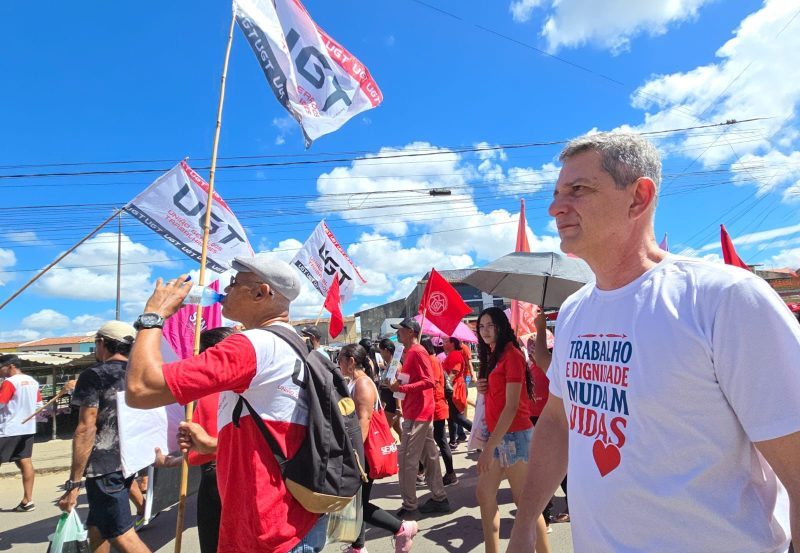 Senador Rogério marcha com trabalhadores em Aracaju e defende redução da jornada de trabalho