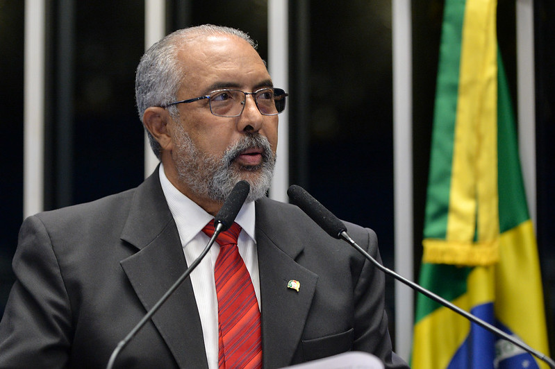 Paim comemora sanção de lei que amplia cotas no serviço público