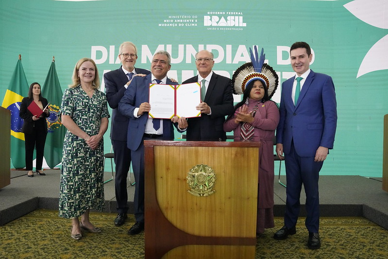No Dia Mundial do Meio Ambiente, governo Lula sanciona lei de combate às queimadas irregulares