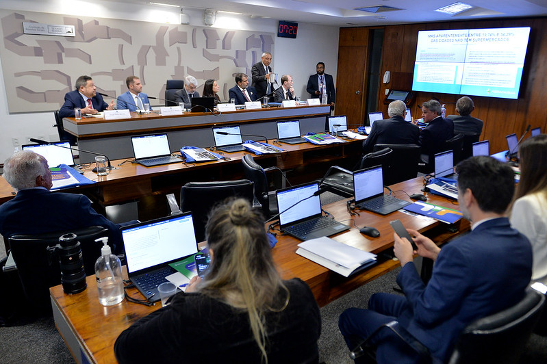 Debate levanta críticas a projeto que prevê venda de remédio em supermercado