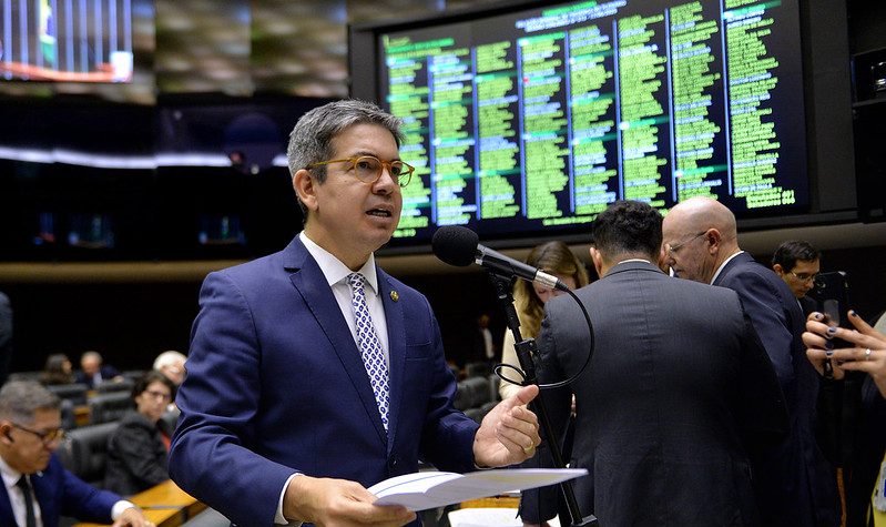 Oposição é que deve temer CPMI do INSS, diz Randolfe