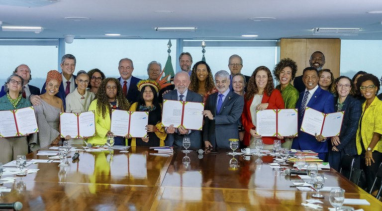 Lula sanciona lei que reserva 30% das vagas no serviço público a negros, indígenas e quilombolas